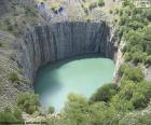 Большая дыра - это открытая шахта, расположенная в городе Кимберли, южная Африка. Это самая большая ручная яма в мире, теперь она полна воды, образующей небольшое озеро